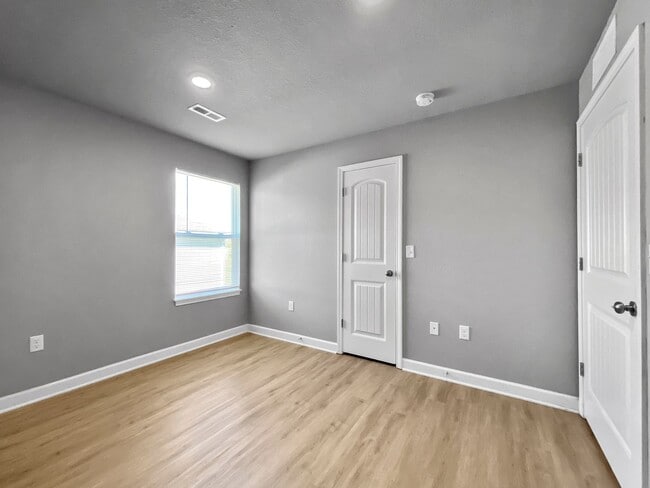 Building Photo - Charming 3-Bed, 2-Bath Ranch style duplex in the Colonial Gardens