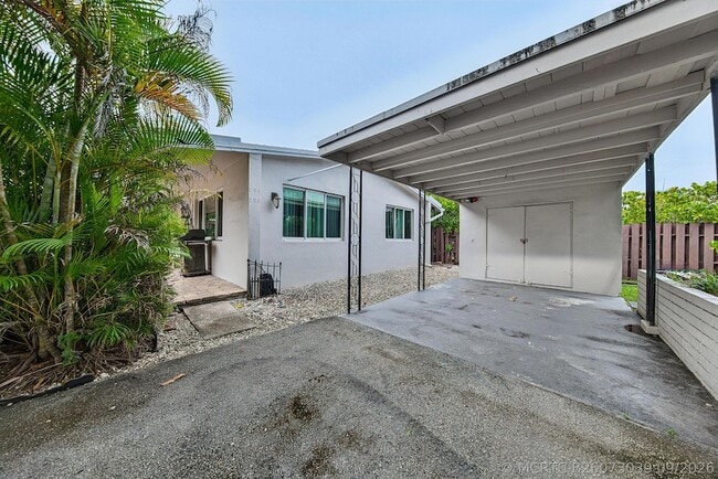 Building Photo - 701 NE 22nd Dr