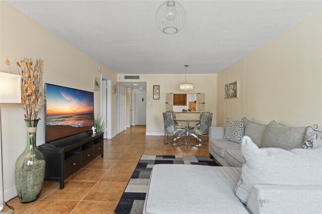 Building Photo - 2312 S Cypress Bend Dr