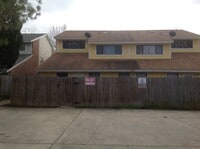Building Photo - Beautiful Clean 3 bedroom, 2 Full Baths to...