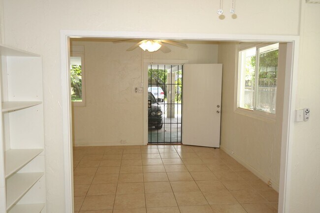 Building Photo - Spacious 3 BD / 3 BA House Minutes from Fa...
