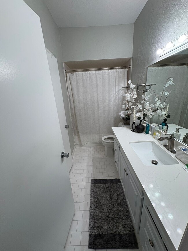 Building Photo - 2475 Underwood St