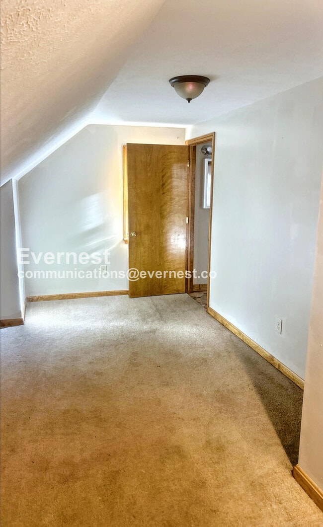 Building Photo - SPECIAL OFFER!! 3 Bed/2 Bath Home with Detached Garage / Pet-Friendly / Vouchers Accepted / Avail...