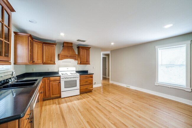 Building Photo - CASTLE HILLS FAMILY HOME