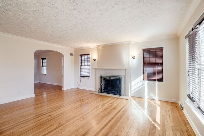 Building Photo - Charming 3 Bedroom Duplex In Prime Location!!