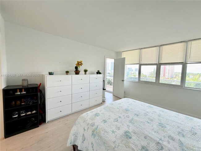 Building Photo - 3140 S Ocean Dr