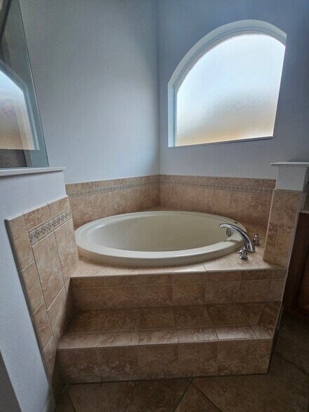 Large tub with great natural sunlight in master suite bathroom. (2nd bathtub in the house) - 3615 Soft Breeze Cir