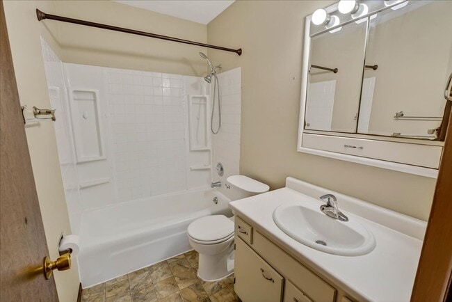 Building Photo - 1806 Golden Oak Ln