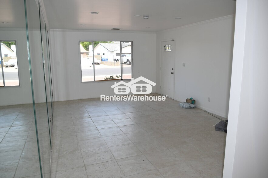 Building Photo - 2111 E Oxford Dr