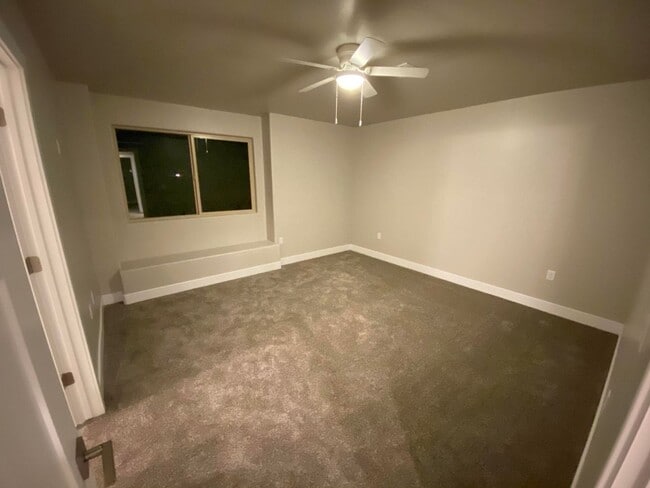 Building Photo - Wonderful 3 Bedroom Townhome. Water, sewer and garbage included.