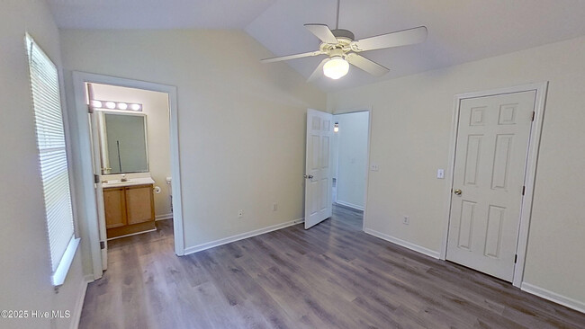 Building Photo - 4240 Sunglow Dr