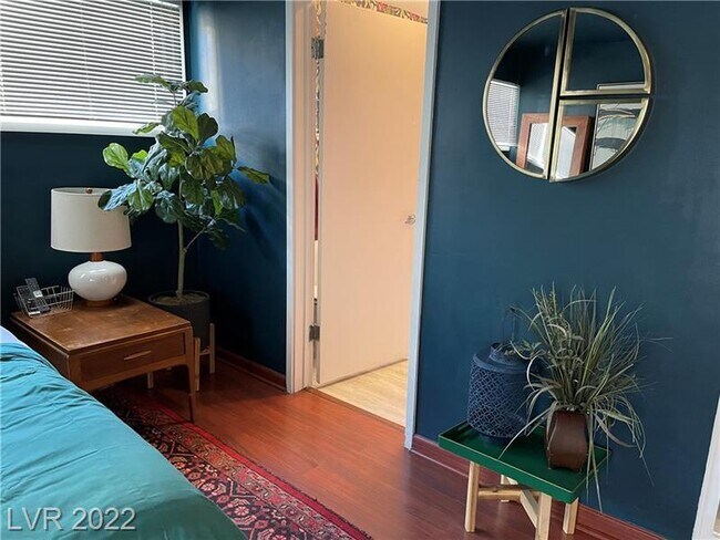 Building Photo - FULLY FURNISHED! & Recently renovated mid-term in downtown - close to arts district