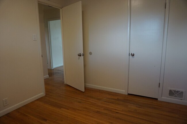 Building Photo - 1508-1512 Duplex