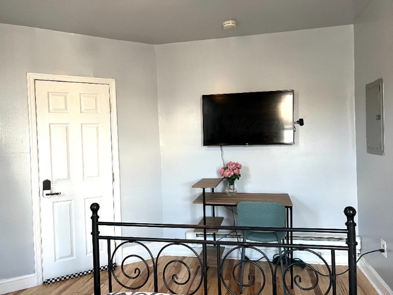 Building Photo - 5023 Spruce St