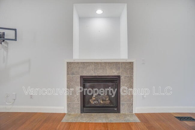 Building Photo - 1211 W F Pl