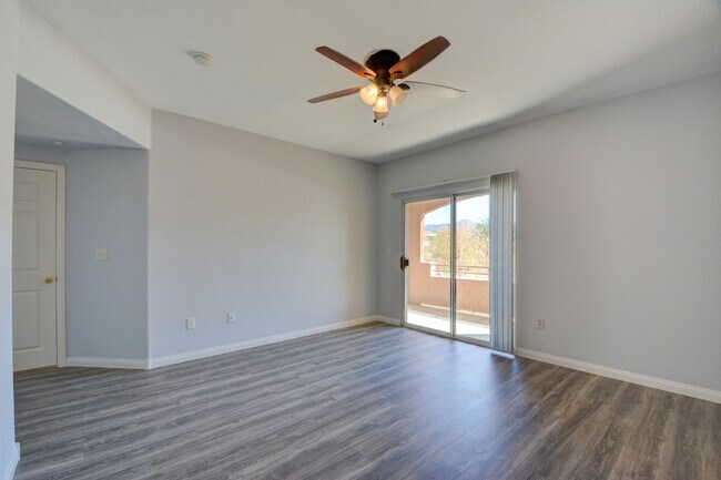 Building Photo - Beautiful / Spacious / Two Bedroom Condo /...