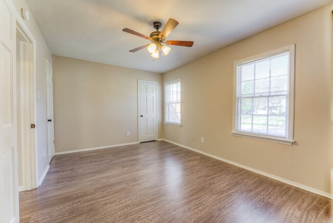 Building Photo - Qualified Tenants Get 50% Off First Month!...