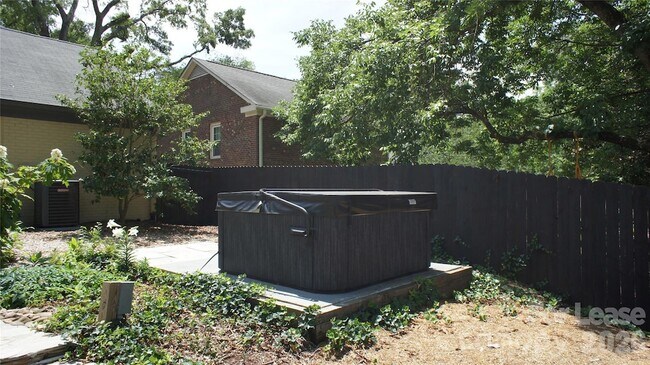 Building Photo - 4400 Woods End Ln