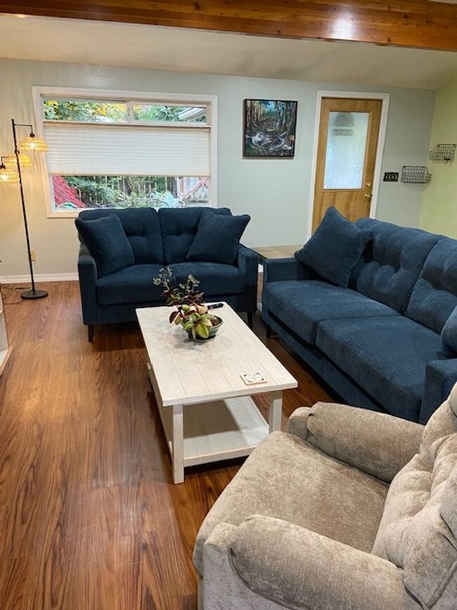 Building Photo - Charming Craftsman in Sunny Coquille! Month to Month Short Term Rental Only.