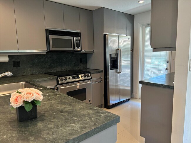 Building Photo - 2800 NE 14th Street Causeway