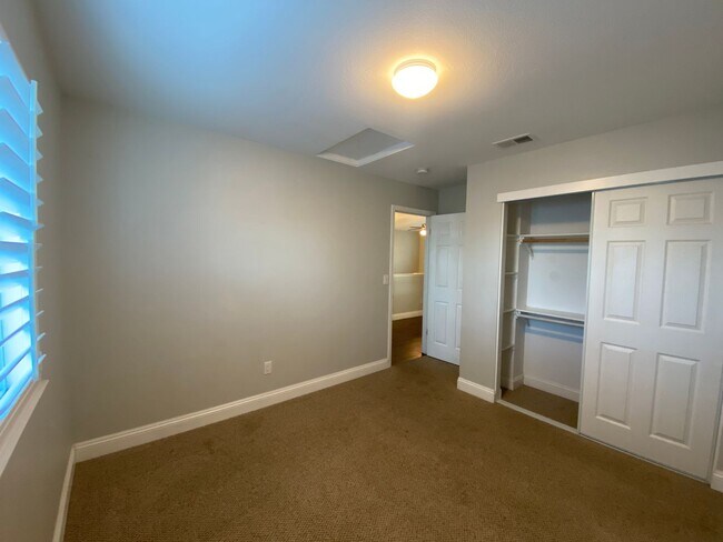 Building Photo - Beautiful & Spacious Home with Modern Touches