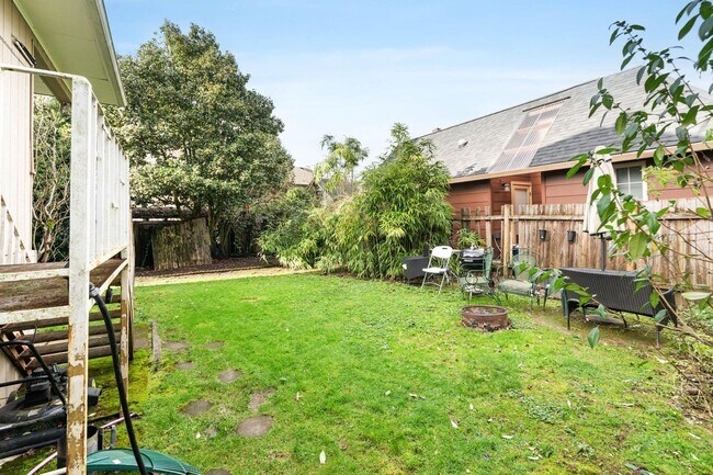 Building Photo - Charming 1-bdrm/1-bath in 1900s Victorian triplex—Prime location, shared laundry & yard