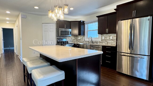 Building Photo - 366 Lullwater Dr