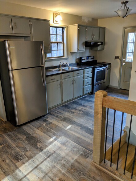 kitchen area - 386 Eagle Mountain Dr West