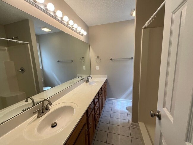 Building Photo - COMING SOON! Updated 3/2 Home High Point, ...
