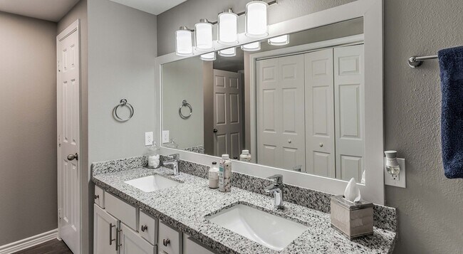 Building Photo - 938 Kingwood Drive Unit 624
