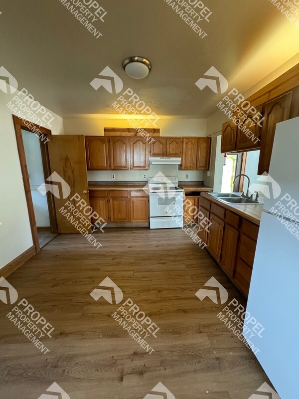 Building Photo - 994 Elm St