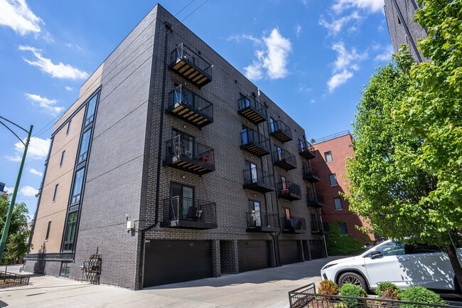 Building Photo - 650 N Green St