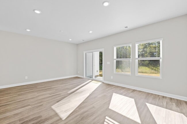 Building Photo - 3BR/2BA Townhouse Available JUNE 5!
