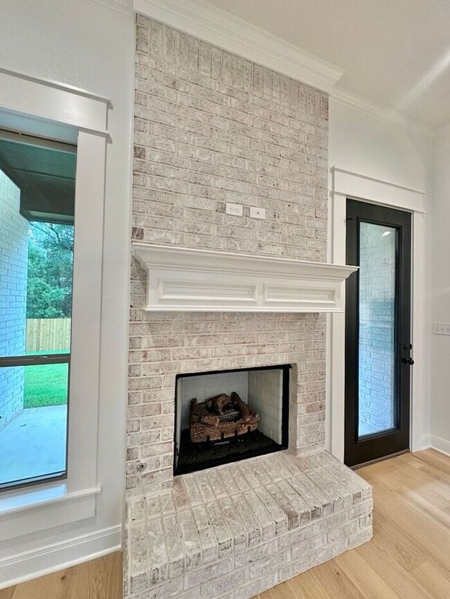 Building Photo - Available Now! Luxurious 3 Bedroom 2 Bath ...