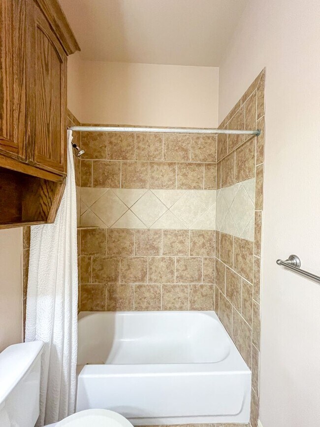 Building Photo - Available NOW This charming 1 story, 3 bedroom, 2 bath house could be your next home! Beautiful c...