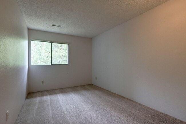 Building Photo - Top floor 2 bedroom 2 bath condo in Kirkland