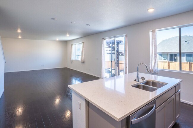 Building Photo - Available NOW! 4 Bedroom 3 Bath Beautiful Home