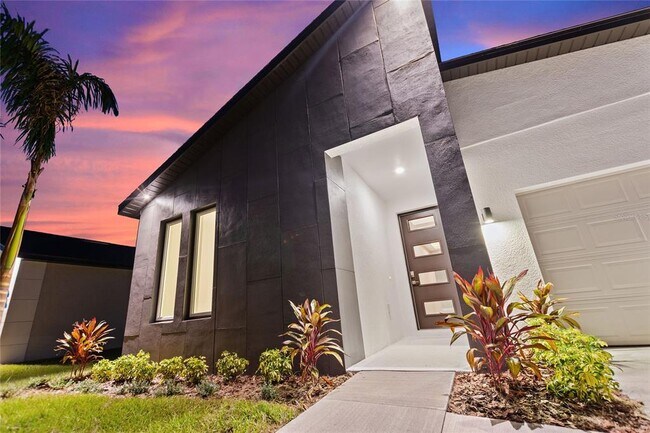 Building Photo - 326 Royal Palm Wy