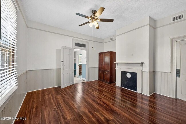 Building Photo - Ideal for Medical Professionals & Students – Spacious 5BR Near Downtown