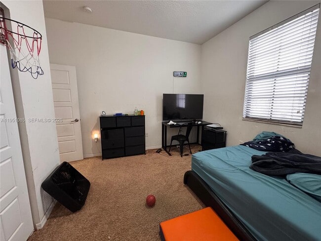 Building Photo - 772 NE 191st Ter