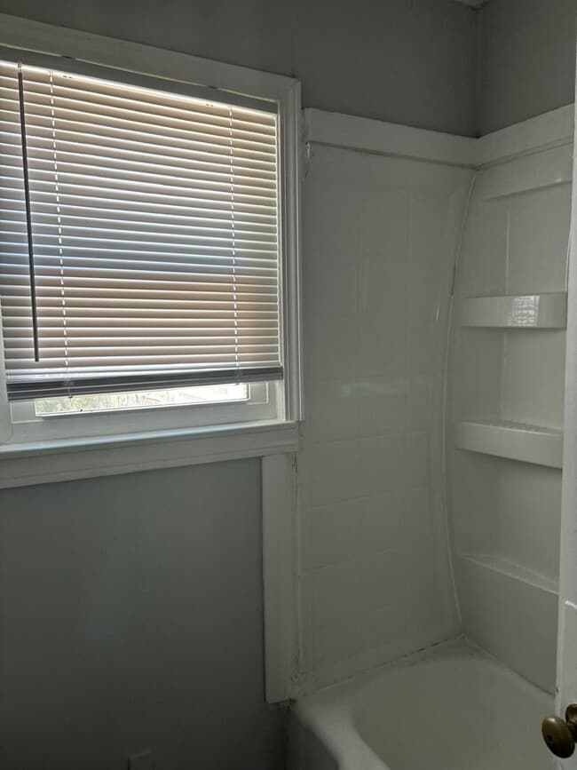 Building Photo - Cute 2 bedroom, 1 bath home in West Wichita