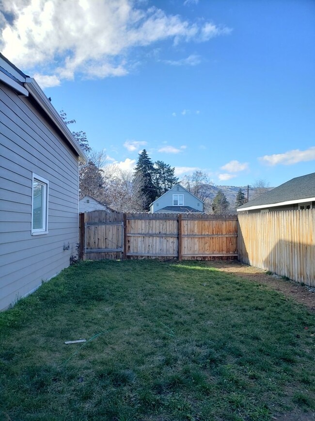 Building Photo - 2+ Bedroom, 2 bathroom Charming Home Available!