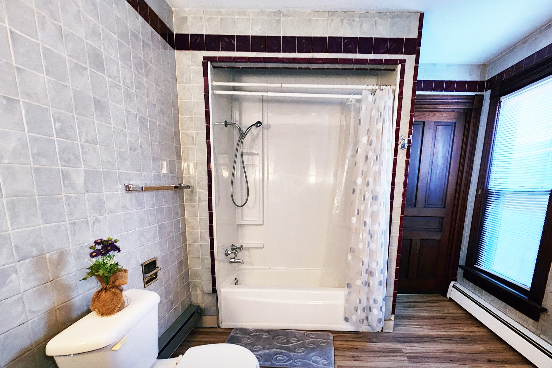 Tub & shower - 2706 Buffalo Rd
