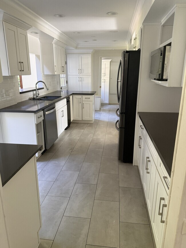 Building Photo - 217 Starlane Dr