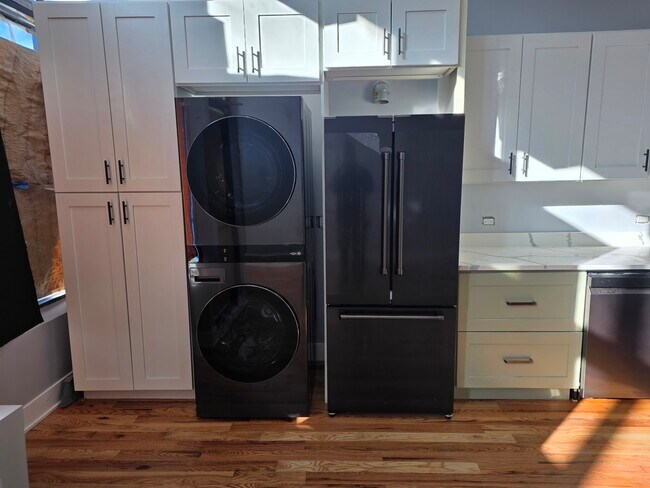 Building Photo - 831 S Western Ave