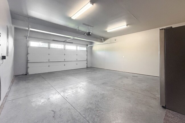 Building Photo - Beautiful 4-Bedroom House with Large Backy...