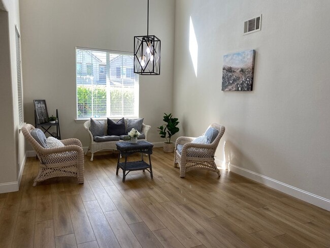 Building Photo - BEAUTIFUL TWO STORY MERCED HOME FOR RENT!