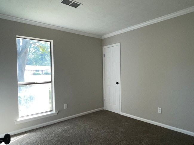 Building Photo - Updated 3 Bed/1.5 Bath Ranch In Serene Nei...