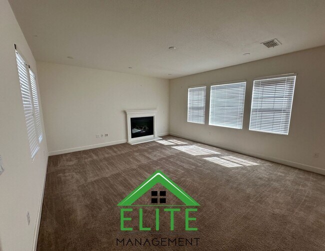 Building Photo - Spacious and Stylish 4-Bedroom Home in Des...