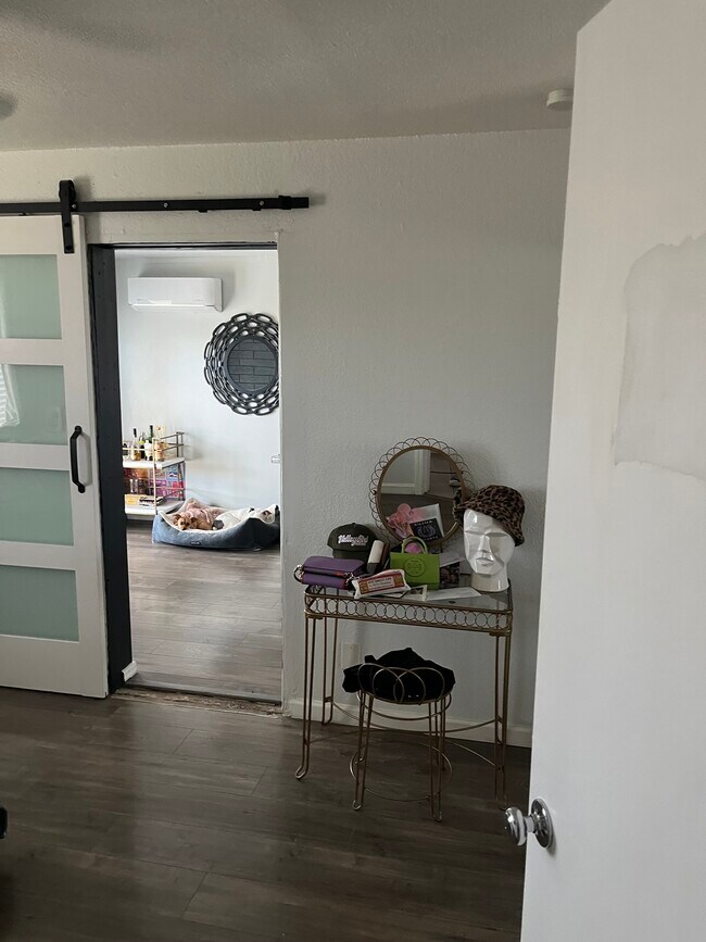 Building Photo - 1506 E Clarendon Ave